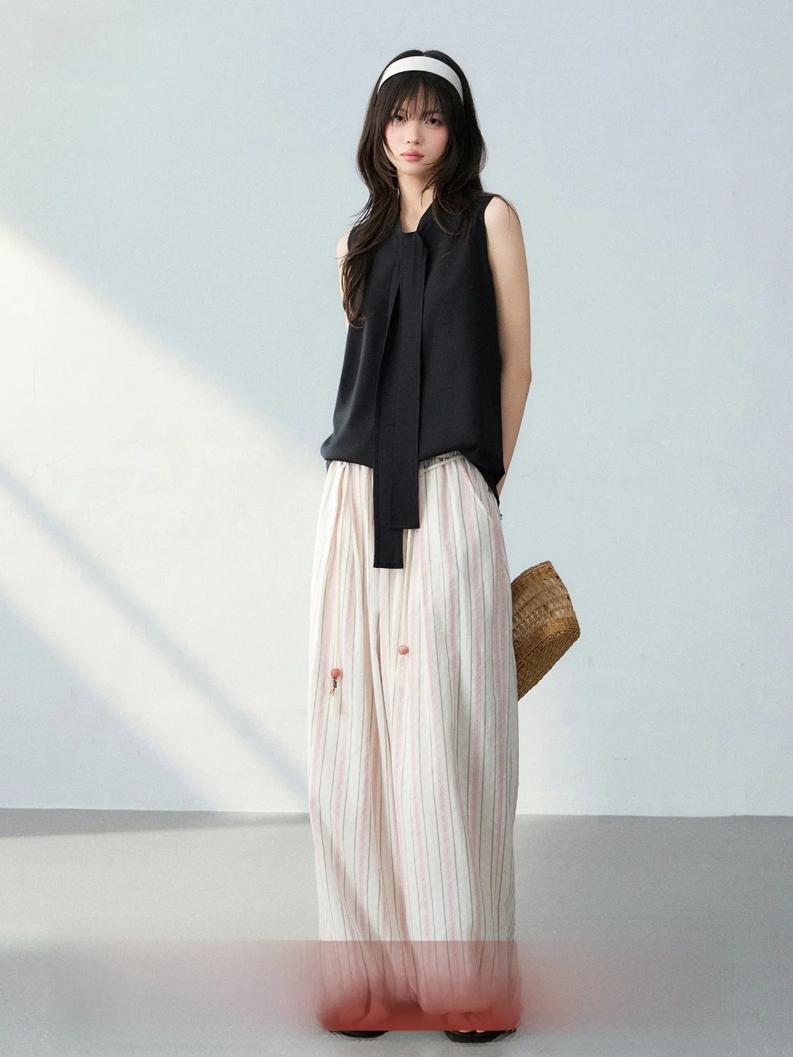 FPMZ Yun Chouxiu Black Cotton Linen Stripe Suit Vest Sleeveless Top Women's Loose Fit Summer Thin Outerwear Fashion Design
FPMZ Yun Chouxiu Black Cotton Linen Stripe Suit Vest Sleeveless Top Women's Loose Fit Summer Thin Outerwear Fashion Design