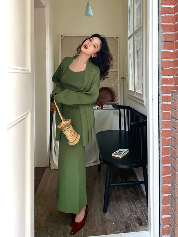 Korean Version of the Ladies Retro Fall and Winter Knitted Cardigan Jacket High-waisted Half-body Skirt Three-piece Suit Set
Korean Version of the Ladies Retro Fall and Winter Knitted Cardigan Jacket High-waisted Half-body Skirt Three-piece Suit Set
