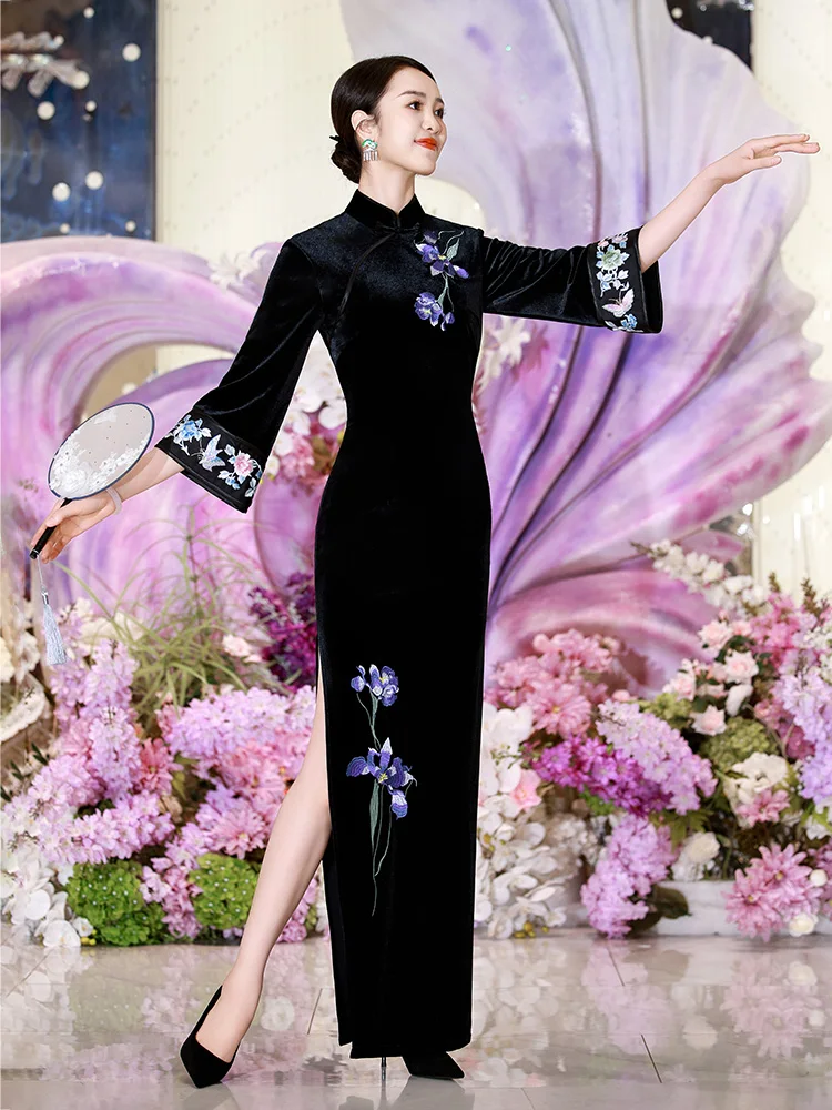 Потрясающее зимнее длинное ципао из бархата с красивой вышивкой, из высокоэластичного полиэстера и спандекса, с рукавами 7/8, для женщин
Потрясающее зимнее длинное ципао из бархата с красивой вышивкой, из высокоэластичного полиэстера и спандекса, с рукавами 7/8, для женщин