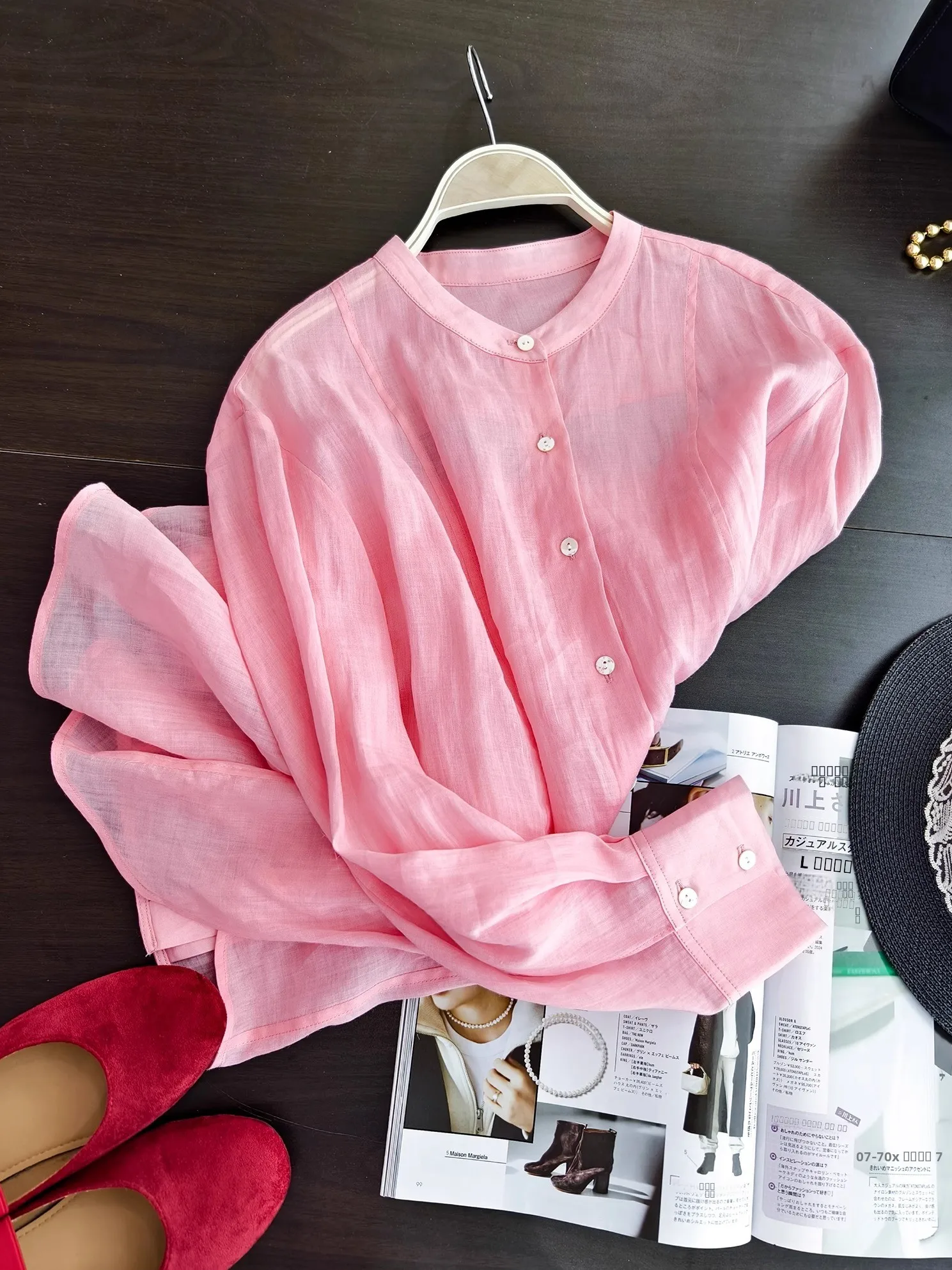 Летняя рубашка с одной пуговицей, 100% лен, с воротником-стойкой, свободный крой, длинный рукав, тонкий материал, китайское производство.
Летняя рубашка с одной пуговицей, 100% лен, с воротником-стойкой, свободный крой, длинный рукав, тонкий материал, китайское производство.