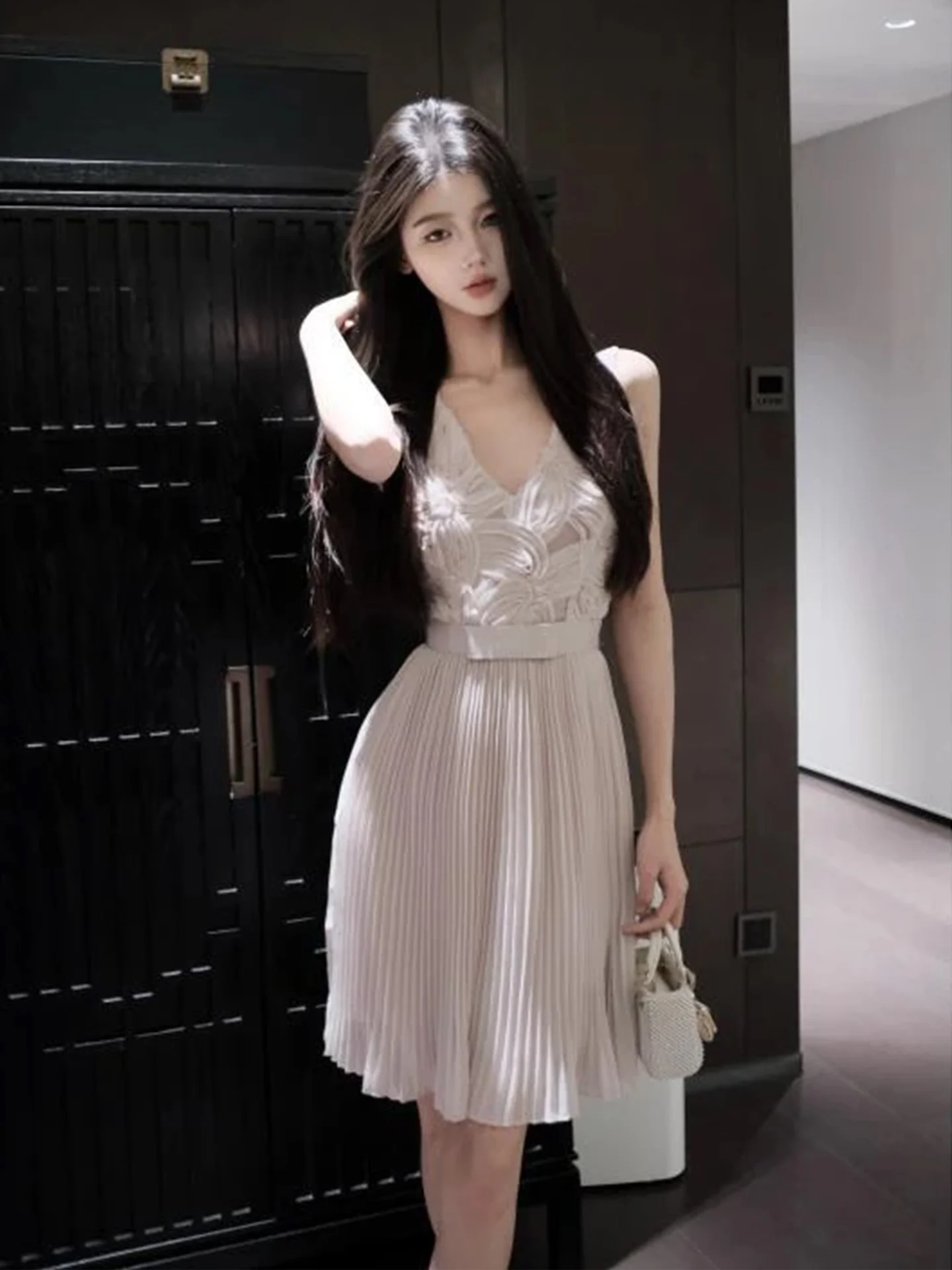 XZY Gentle Elegant 3D Embroidery V-Neck Dress Women's plus Size Summer Beautiful Waist-Cinching Pleated Short Skirt
XZY Gentle Elegant 3D Embroidery V-Neck Dress Women's plus Size Summer Beautiful Waist-Cinching Pleated Short Skirt