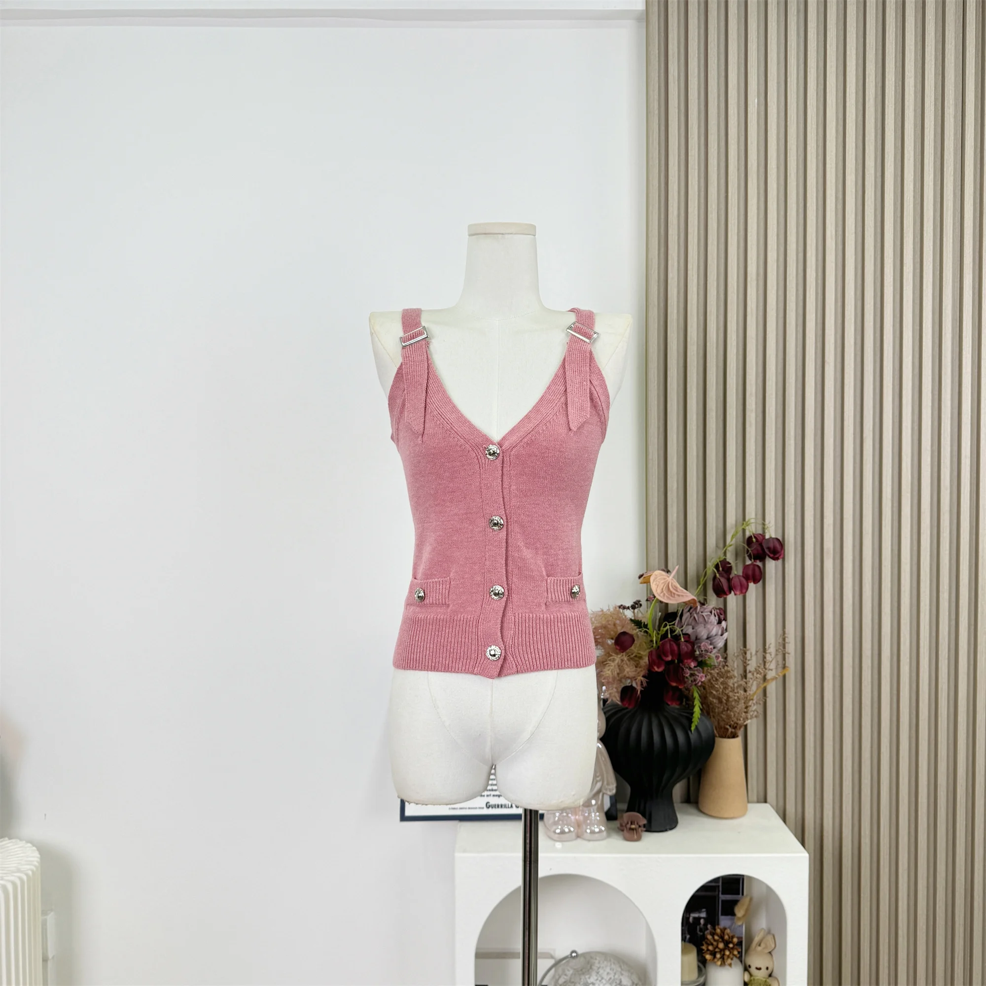 Autumn Spring New Sltye V-neck Versatile Knitted Sleeveless Short Sweater Vest Women's Cashmere Cardigan Tank Tops F677
Autumn Spring New Sltye V-neck Versatile Knitted Sleeveless Short Sweater Vest Women's Cashmere Cardigan Tank Tops F677