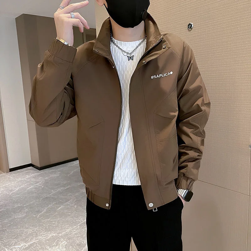 Модная вышитая повседневная рабочая куртка для мужчин, весна-осень, новая, свободного кроя, с длинным рукавом, воротником-стойкой, молодежный стиль
Модная вышитая повседневная рабочая куртка для мужчин, весна-осень, новая, свободного кроя, с длинным рукавом, воротником-стойкой, молодежный стиль