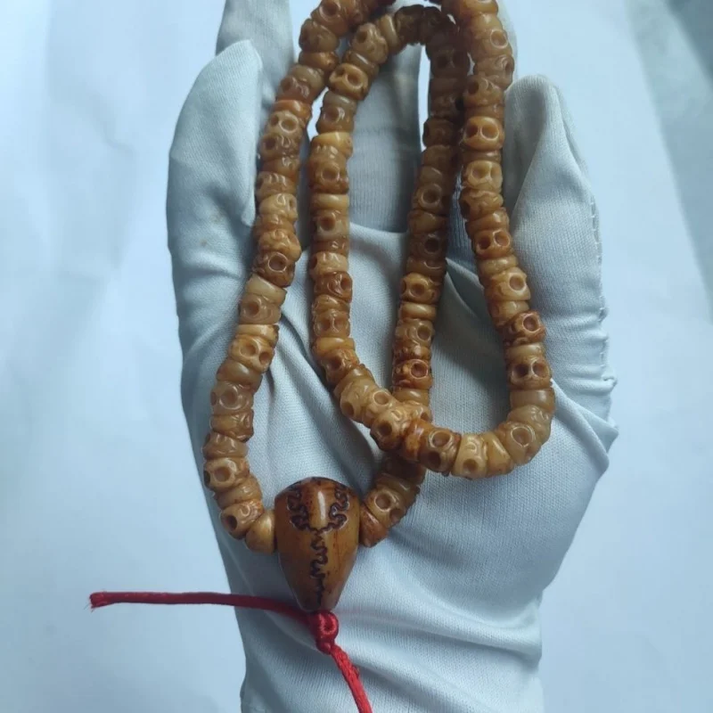 Yak bone carved skull-shaped prayer beads beveled edges, small size 108, handheld with large-sized three-way connector acce
Yak bone carved skull-shaped prayer beads beveled edges, small size 108, handheld with large-sized three-way connector acce