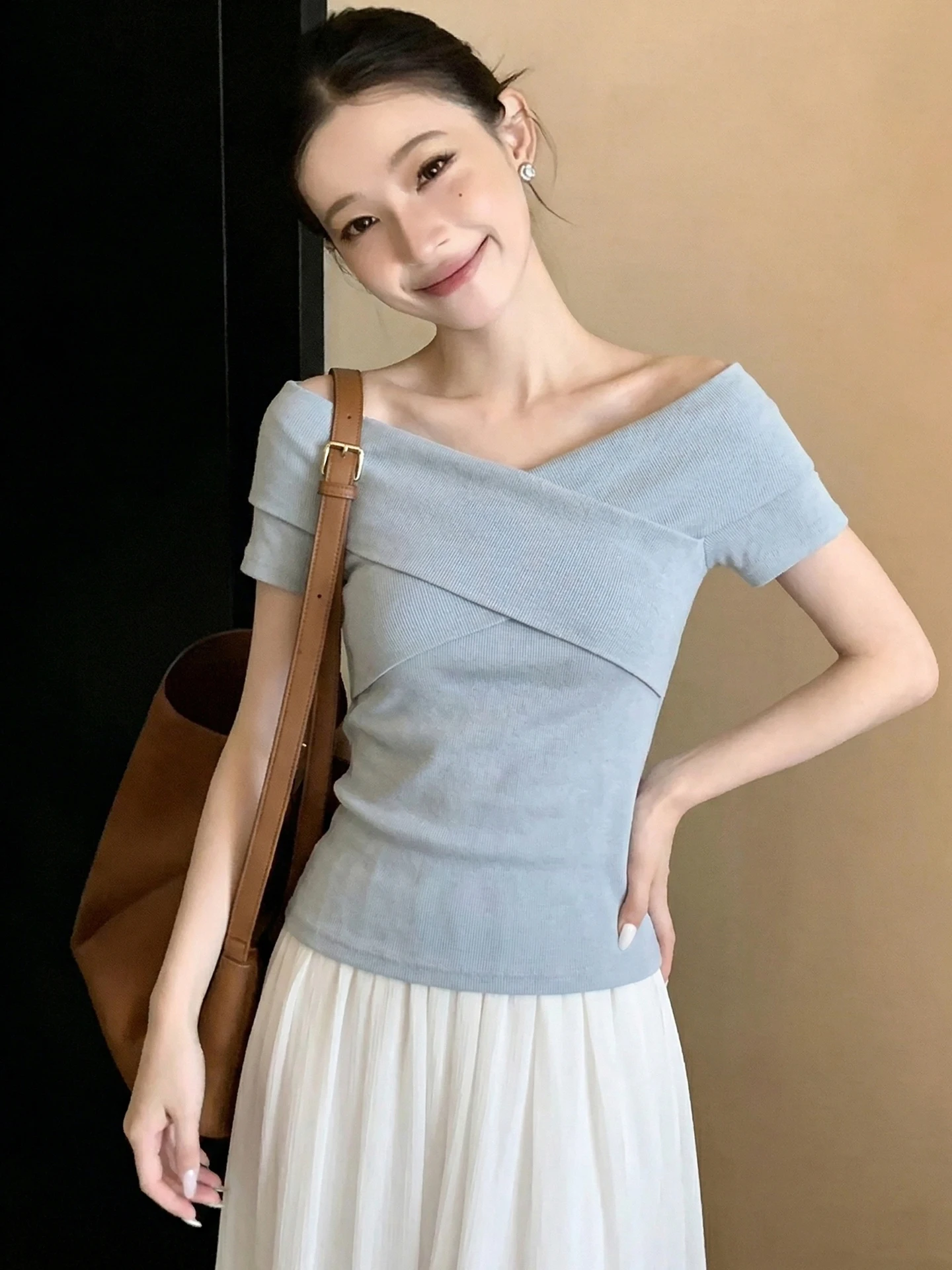 Korean Style Soft Comfortable Knitted Short Sleeve T-Shirt Women's Slimming Color Versatile Summer Design Sense Top
Korean Style Soft Comfortable Knitted Short Sleeve T-Shirt Women's Slimming Color Versatile Summer Design Sense Top