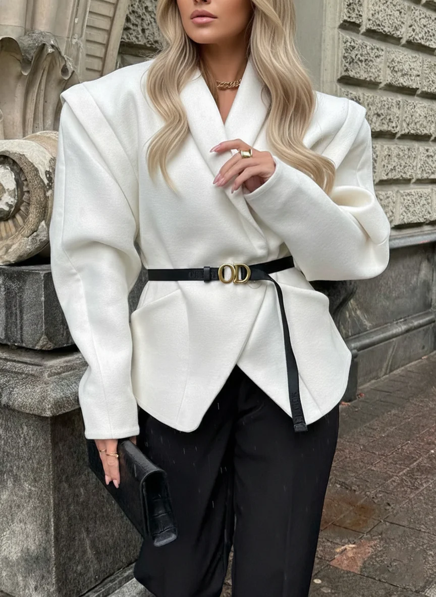 Женский повседневный деловой пиджак белого цвета, асимметричный, двубортный, с отложным воротником, на одной пуговице, с проработанными линиями плеч, свободного кроя
Женский повседневный деловой пиджак белого цвета, асимметричный, двубортный, с отложным воротником, на одной пуговице, с проработанными линиями плеч, свободного кроя