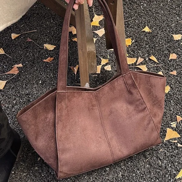 2025 Autumn Winter Spacious Shoulder Bag Versatile Underarm Purse for Women Commuter Crossbody Tote, Minimalist Day to Night Bag
2025 Autumn Winter Spacious Shoulder Bag Versatile Underarm Purse for Women Commuter Crossbody Tote, Minimalist Day to Night Bag