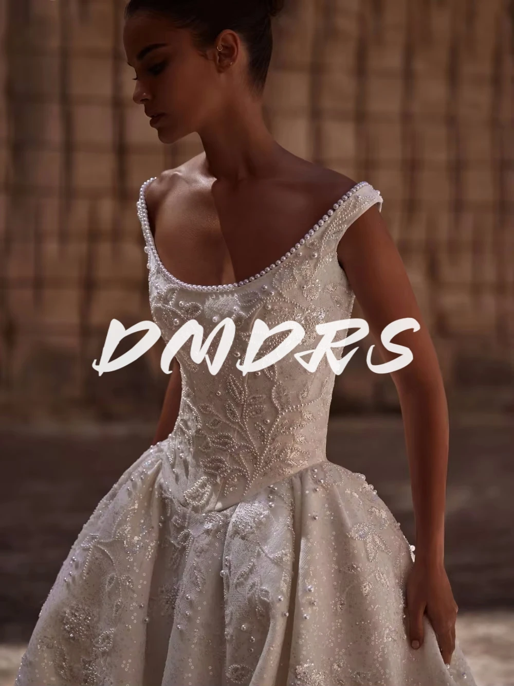 Royal Princess Pearls Wedding Dress Charming Sequins No Veil 2025 Elegant Customized Romantic Beaded Zipper Back Bride Wear
Royal Princess Pearls Wedding Dress Charming Sequins No Veil 2025 Elegant Customized Romantic Beaded Zipper Back Bride Wear
