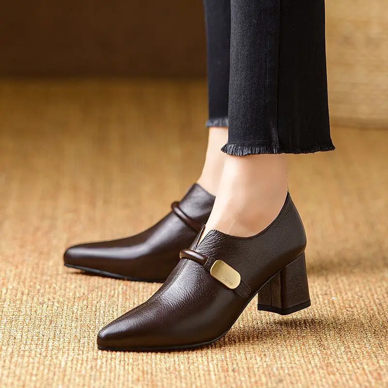 Leather pointed high-heeled leather shoes women's New thick-heeled retro versatile commuter soft leather deep-mouth single shoes
Leather pointed high-heeled leather shoes women's New thick-heeled retro versatile commuter soft leather deep-mouth single shoes