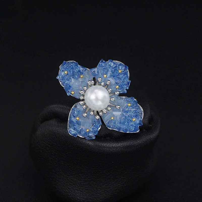 High-end Brooch for Women, Blue Gradient Iris Flower, Elegant Pin Suit Accessory, Niche Design Anti-exposure Collar Buckle
High-end Brooch for Women, Blue Gradient Iris Flower, Elegant Pin Suit Accessory, Niche Design Anti-exposure Collar Buckle