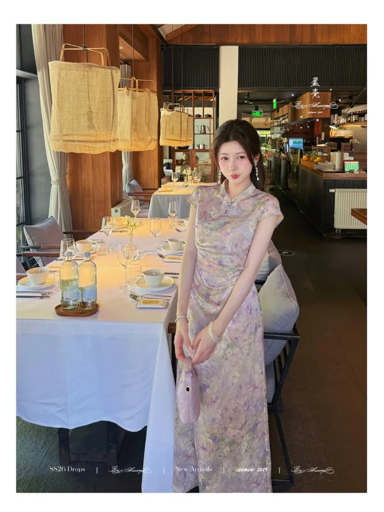 Purple rose New Chinese-style silk cheongsam with a sense of traditional Chinese ceremony dress
Purple rose New Chinese-style silk cheongsam with a sense of traditional Chinese ceremony dress