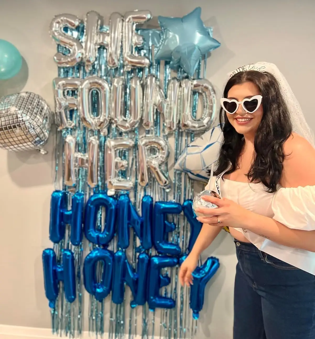 Надувные шары с надписью "She Found Her Honey" для девичника, украшения для девичника "Mamma Mia", девичник "Last Disco"
Надувные шары с надписью "She Found Her Honey" для девичника, украшения для девичника "Mamma Mia", девичник "Last Disco"