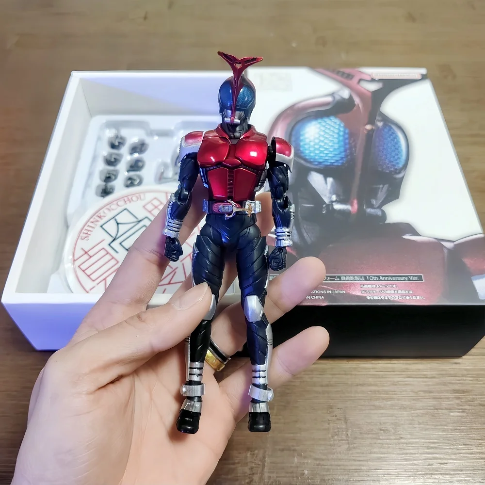 Новая коллекционная фигурка Masked Rider Kabuto SHF, 16 см, ПВХ-модель в коробке, аниме-фигурка для коллекции, декор, подарки
Новая коллекционная фигурка Masked Rider Kabuto SHF, 16 см, ПВХ-модель в коробке, аниме-фигурка для коллекции, декор, подарки