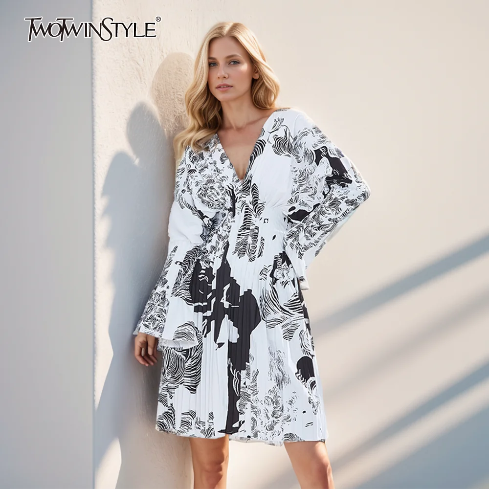TWOTWINSTYLE Fashion Pleated Dress Women Flare Long Sleeve V Neck Dresses Female Vintage Clothes 2022 Spring Summer New Style
TWOTWINSTYLE Fashion Pleated Dress Women Flare Long Sleeve V Neck Dresses Female Vintage Clothes 2022 Spring Summer New Style