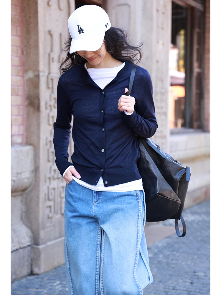 Женский кардиган FANNIU Early Spring с V-образным вырезом, длинными рукавами, свободного кроя, вязаный, мягкий, теплый, прямого силуэта, цельный, весна 2025
Женский кардиган FANNIU Early Spring с V-образным вырезом, длинными рукавами, свободного кроя, вязаный, мягкий, теплый, прямого силуэта, цельный, весна 2025