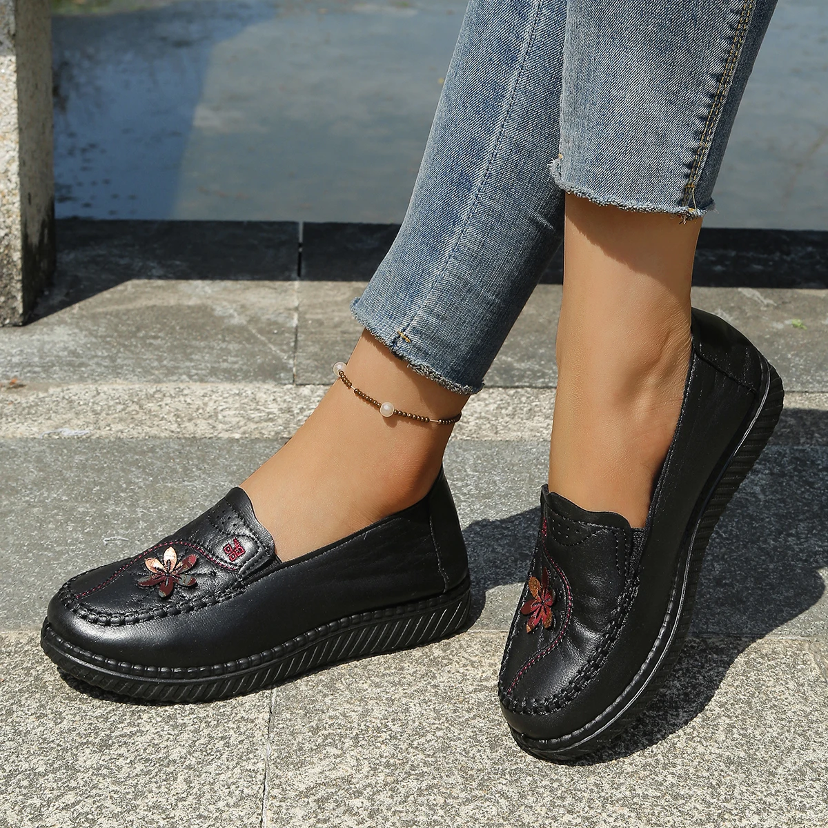 Women's Floral Embroidery Leather Loafers Slip On Comfortable Non-slip Casual Flats Soft Sole Daily Walking Shoes Drop Shipping
Women's Floral Embroidery Leather Loafers Slip On Comfortable Non-slip Casual Flats Soft Sole Daily Walking Shoes Drop Shipping