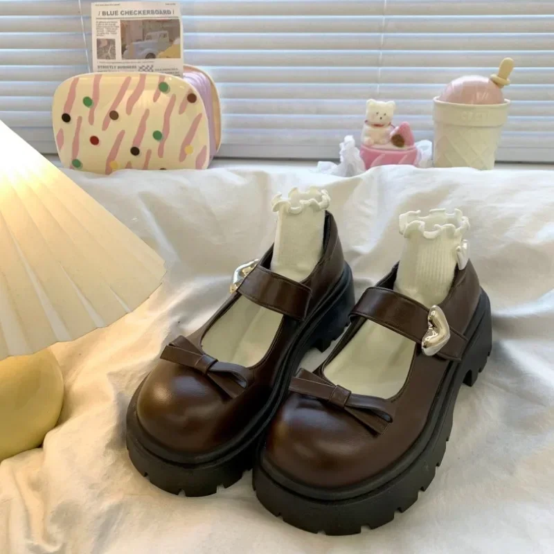 Распродажа женской обуви. Женские туфли Mary Janes на высоком каблуке и платформе. Повседневные туфли-лодочки. Женские однотонные туфли с круглым носком на среднем каблуке с галстуком-бабочкой.
Распродажа женской обуви. Женские туфли Mary Janes на высоком каблуке и платформе. Повседневные туфли-лодочки. Женские однотонные туфли с круглым носком на среднем каблуке с галстуком-бабочкой.