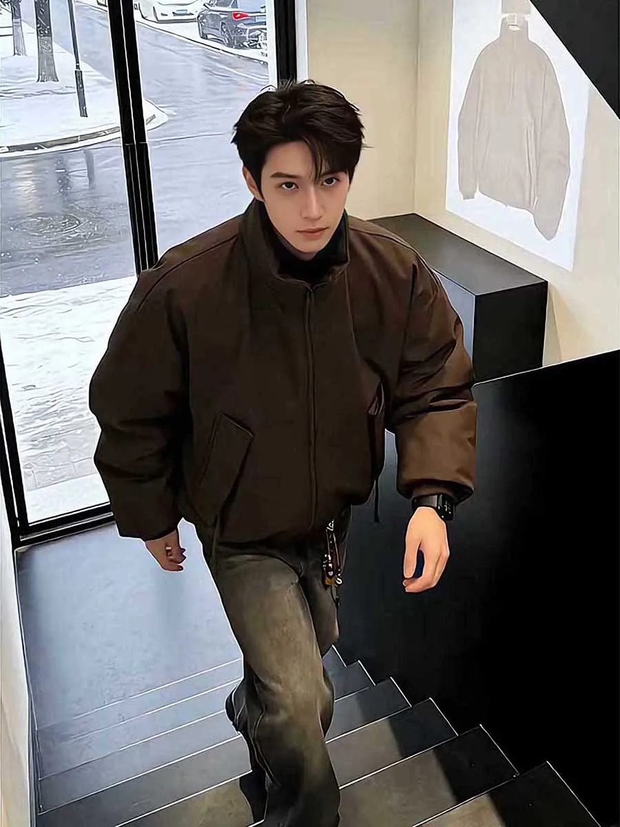 Утепленная коричневая мужская куртка-пилот с воротником-стойкой, хлопковое пальто, зимняя теплая верхняя одежда, повседневная куртка Cleanfit на молнии
Утепленная коричневая мужская куртка-пилот с воротником-стойкой, хлопковое пальто, зимняя теплая верхняя одежда, повседневная куртка Cleanfit на молнии