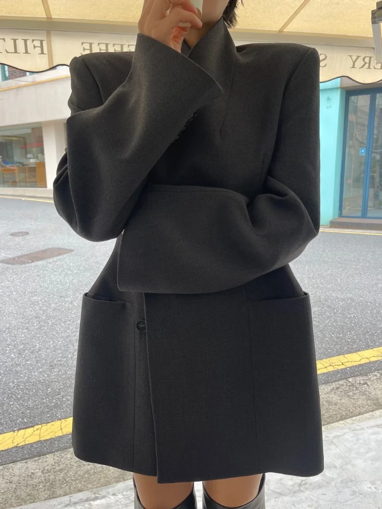 Elegant Waist Cinching Office Coats Women V-neck Full Sleeve Single Breasted Blazers 2025 Autumn Female Commute Outerwear
Elegant Waist Cinching Office Coats Women V-neck Full Sleeve Single Breasted Blazers 2025 Autumn Female Commute Outerwear