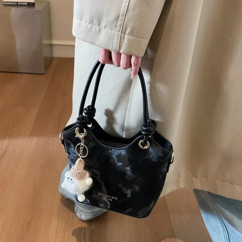 Новинка 2023 года, милая стильная женская сумка через плечо из искусственной кожи на молнии, однотонная популярная модная маленькая квадратная сумка для поездок на работу
Новинка 2023 года, милая стильная женская сумка через плечо из искусственной кожи на молнии, однотонная популярная модная маленькая квадратная сумка для поездок на работу