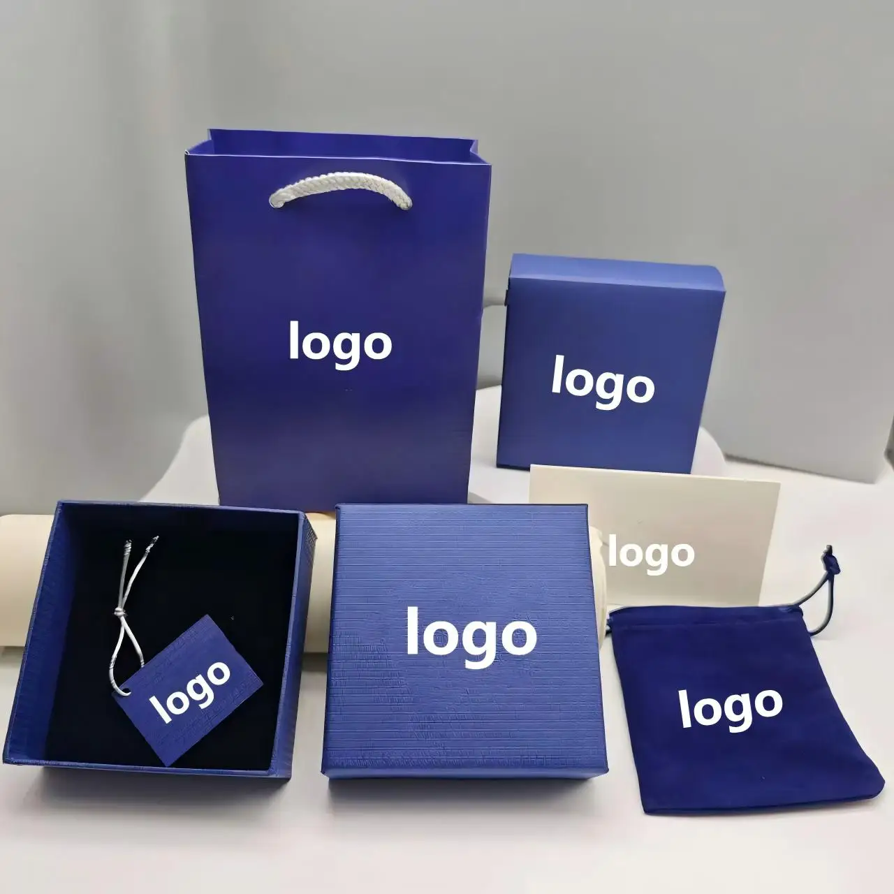 10 sets of blue pendant jewelry boxes
10 sets of blue pendant jewelry boxes