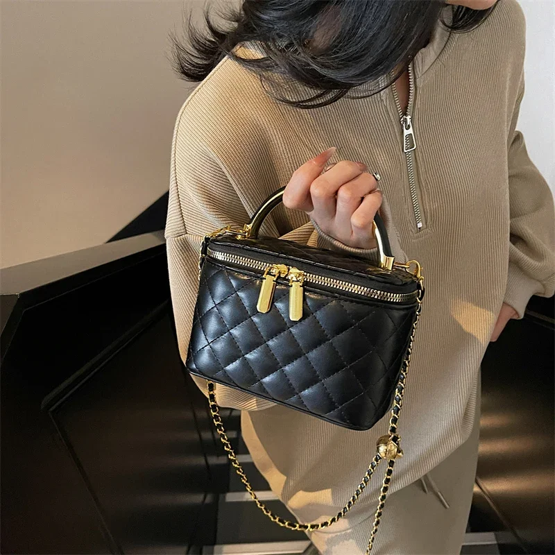 Minimalist Simple Casual Bag With Letter Logo And Solid Color For Commuter Women Trendy Fashion Messenger Use
Minimalist Simple Casual Bag With Letter Logo And Solid Color For Commuter Women Trendy Fashion Messenger Use