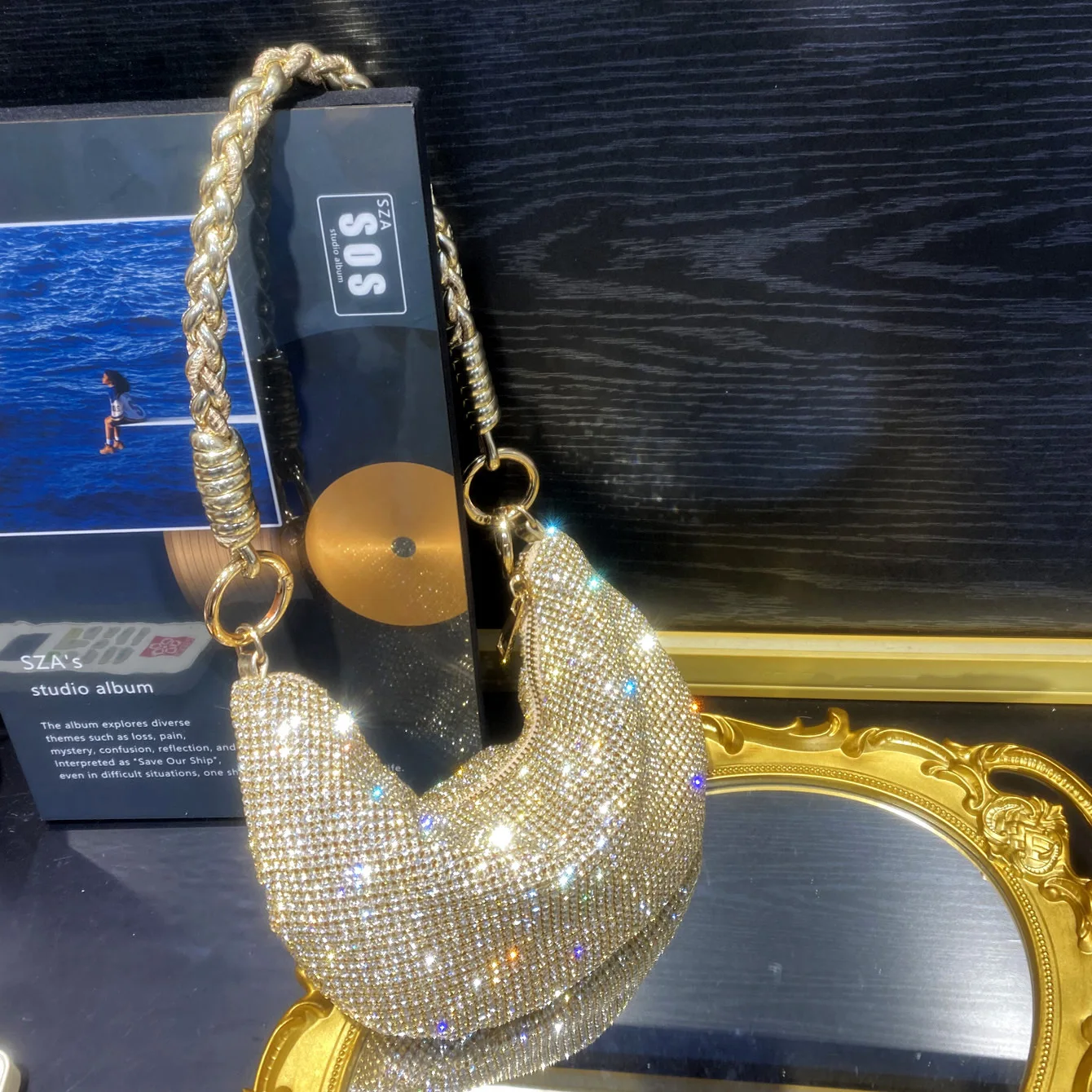 Handmade Wedding Evening Bag Gold Moon Shape Diamond Embellished Clutch Crossbody Bag for Women Luxury Party Accessory
Handmade Wedding Evening Bag Gold Moon Shape Diamond Embellished Clutch Crossbody Bag for Women Luxury Party Accessory