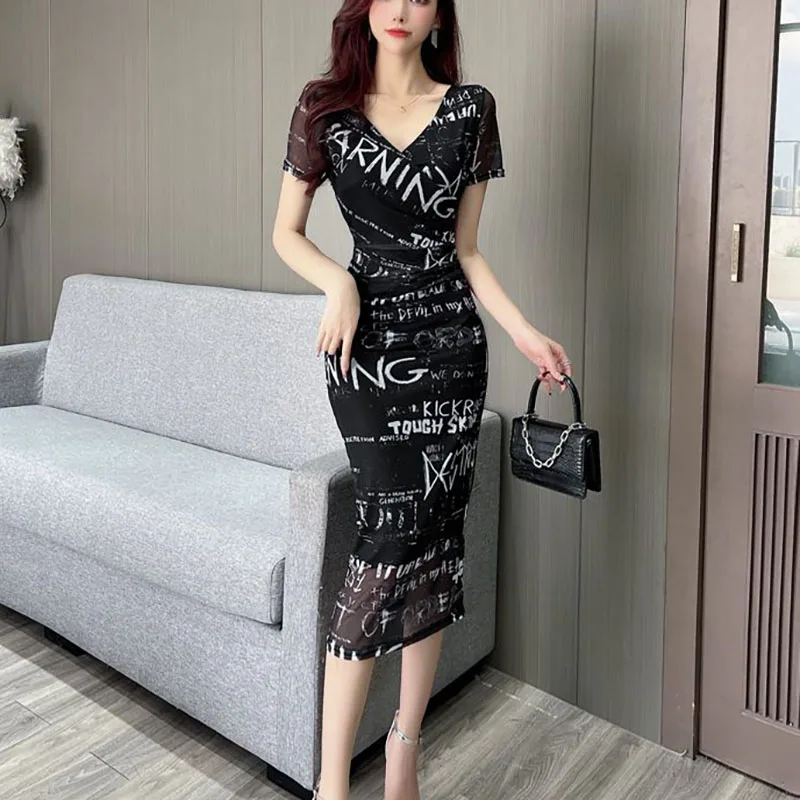 Fashion V-Neck Printed Letter Folds Gauze Vintage Dress Women's Clothing 2025 Summer New Slim Office Lady Short Sleeve Dresses
Fashion V-Neck Printed Letter Folds Gauze Vintage Dress Women's Clothing 2025 Summer New Slim Office Lady Short Sleeve Dresses