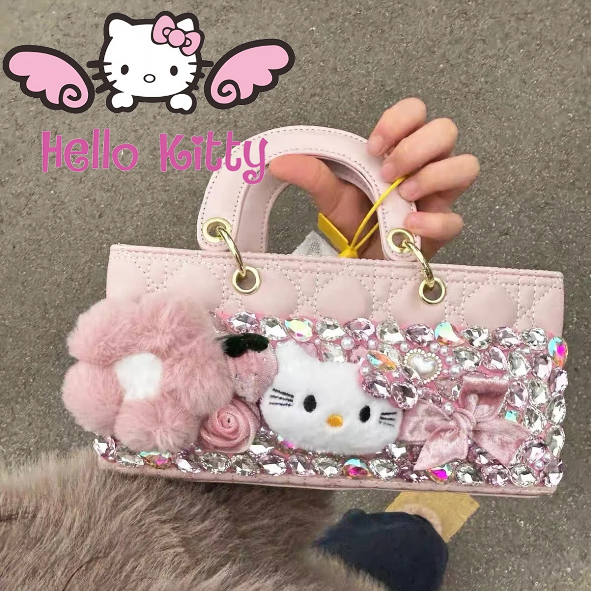 НОВАЯ роскошная сумка Hellokitty с бриллиантами MINISO Sanrio, женская модная милая сумка через плечо, расширенное цветочное украшение, подарок для девочек
НОВАЯ роскошная сумка Hellokitty с бриллиантами MINISO Sanrio, женская модная милая сумка через плечо, расширенное цветочное украшение, подарок для девочек