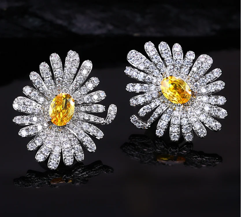Exquisite Daisy Ear Clip Earrings for Women Luxury Zircon Inlay 925 Silver Needle Full Rhinestone Elegant Fashion Jewelry LYX582
Exquisite Daisy Ear Clip Earrings for Women Luxury Zircon Inlay 925 Silver Needle Full Rhinestone Elegant Fashion Jewelry LYX582