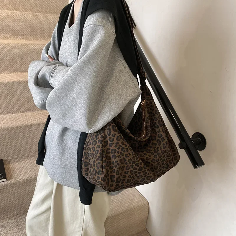 Women's Large Capacity Retro Crossbody Bag Soft Textile Casual Shoulder Bag Trendy Leopard Print for Commute And Outings
Women's Large Capacity Retro Crossbody Bag Soft Textile Casual Shoulder Bag Trendy Leopard Print for Commute And Outings
