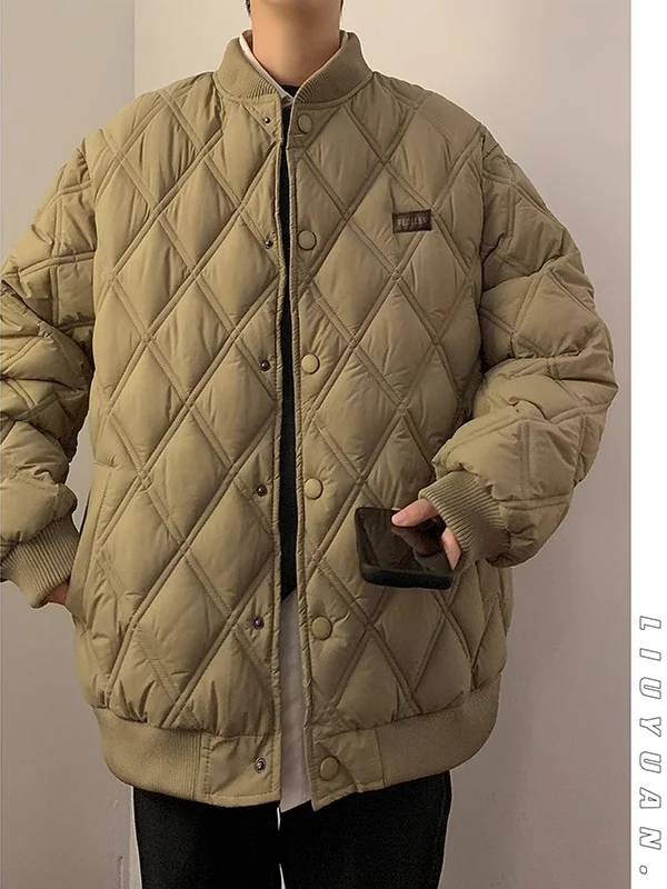 Мужская зимняя куртка-пилот в американском стиле из утолщенного хлопка, модная повседневная куртка-пуховик премиум-класса из полиэфирного волокна
Мужская зимняя куртка-пилот в американском стиле из утолщенного хлопка, модная повседневная куртка-пуховик премиум-класса из полиэфирного волокна