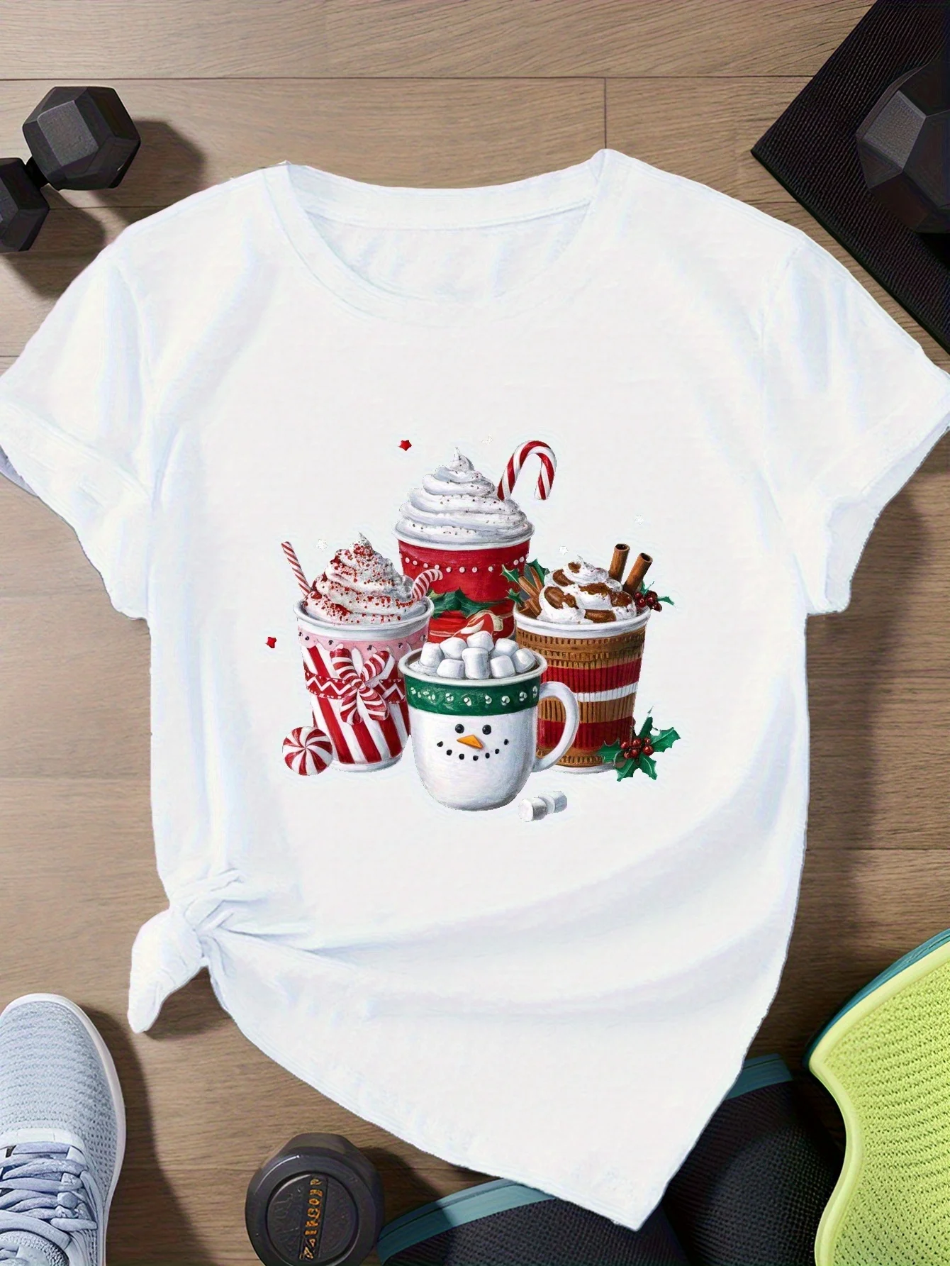 Женская милая рождественская футболка с принтом горячих напитков и пряничными тростями, снежинки, дизайн в стиле Харадзюку, повседневная с коротким рукавом
Женская милая рождественская футболка с принтом горячих напитков и пряничными тростями, снежинки, дизайн в стиле Харадзюку, повседневная с коротким рукавом