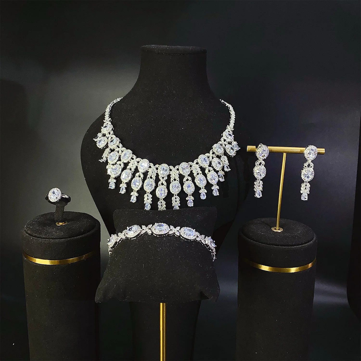 silver color zirconia luxury jewelry sets necklace earrings wedding bride dinner party anniversary gift jewelry set 4pcs
silver color zirconia luxury jewelry sets necklace earrings wedding bride dinner party anniversary gift jewelry set 4pcs