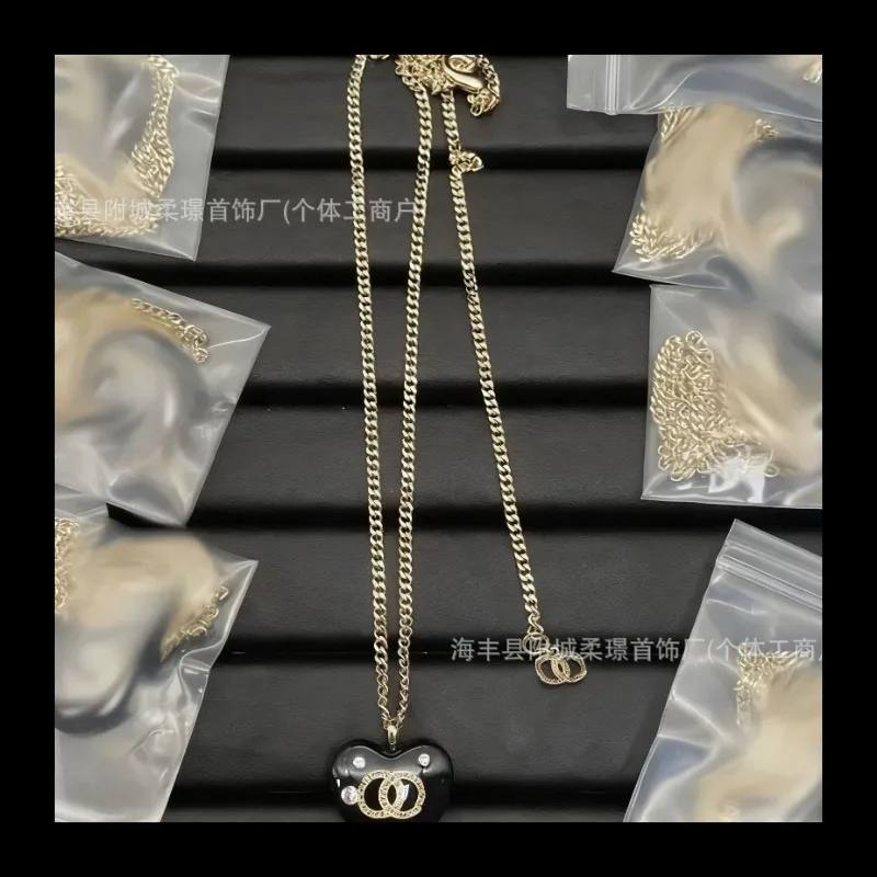 Peach Heart Love Pendant Acrylic Necklace Fragrant Grandma Double C Inlaid Rhinestone Necklace
Peach Heart Love Pendant Acrylic Necklace Fragrant Grandma Double C Inlaid Rhinestone Necklace