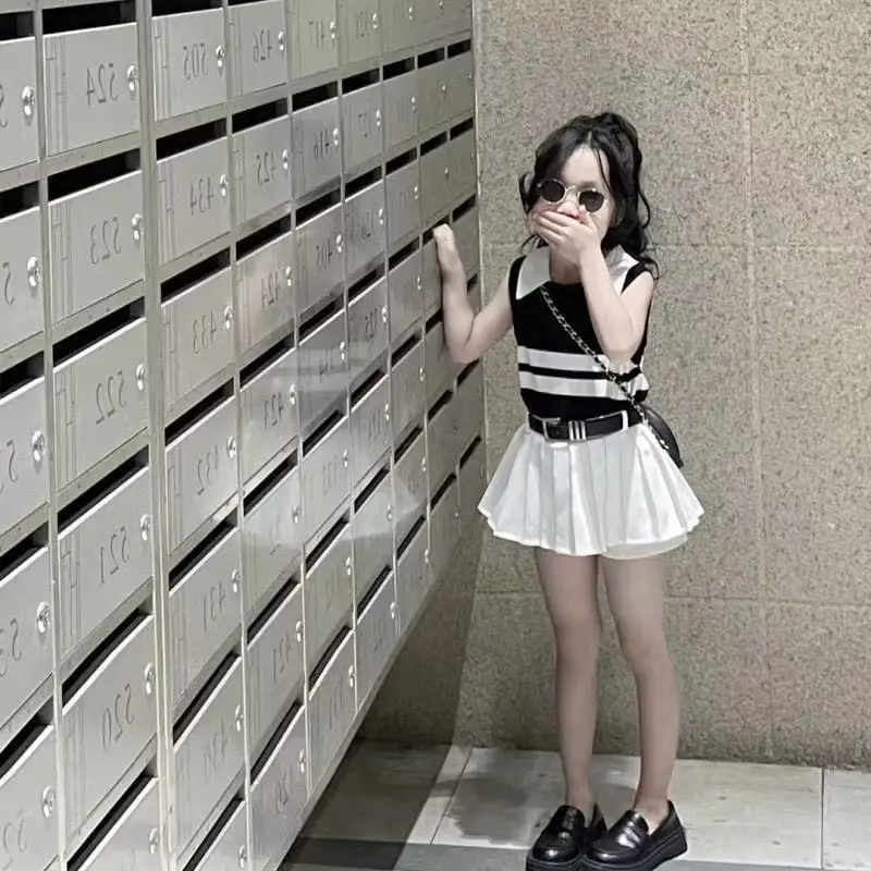 Girls' Summer Set 2025 New Children's Sleeveless Knitted Polo Shirt Korean Edition Western Style pleated Skirt Two Piece Set
Girls' Summer Set 2025 New Children's Sleeveless Knitted Polo Shirt Korean Edition Western Style pleated Skirt Two Piece Set