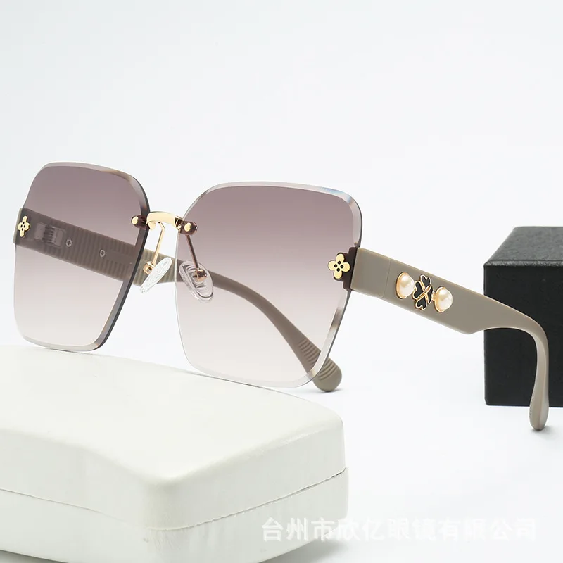 2025 New Frameless Trimmed Pearl Decoration Premium Light Luxury Style Female Sunglasses Tiktok Fashion Network Red Sunglasses
2025 New Frameless Trimmed Pearl Decoration Premium Light Luxury Style Female Sunglasses Tiktok Fashion Network Red Sunglasses