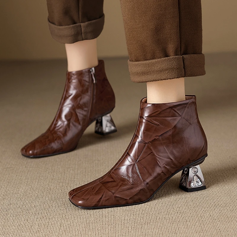 Новинка 2023 года, женская обувь, ботинки челси из натуральной кожи на высоком каблуке и молнии, осенне-зимние ботильоны без шнуровки с квадратным носком на странном каблуке
Новинка 2023 года, женская обувь, ботинки челси из натуральной кожи на высоком каблуке и молнии, осенне-зимние ботильоны без шнуровки с квадратным носком на странном каблуке