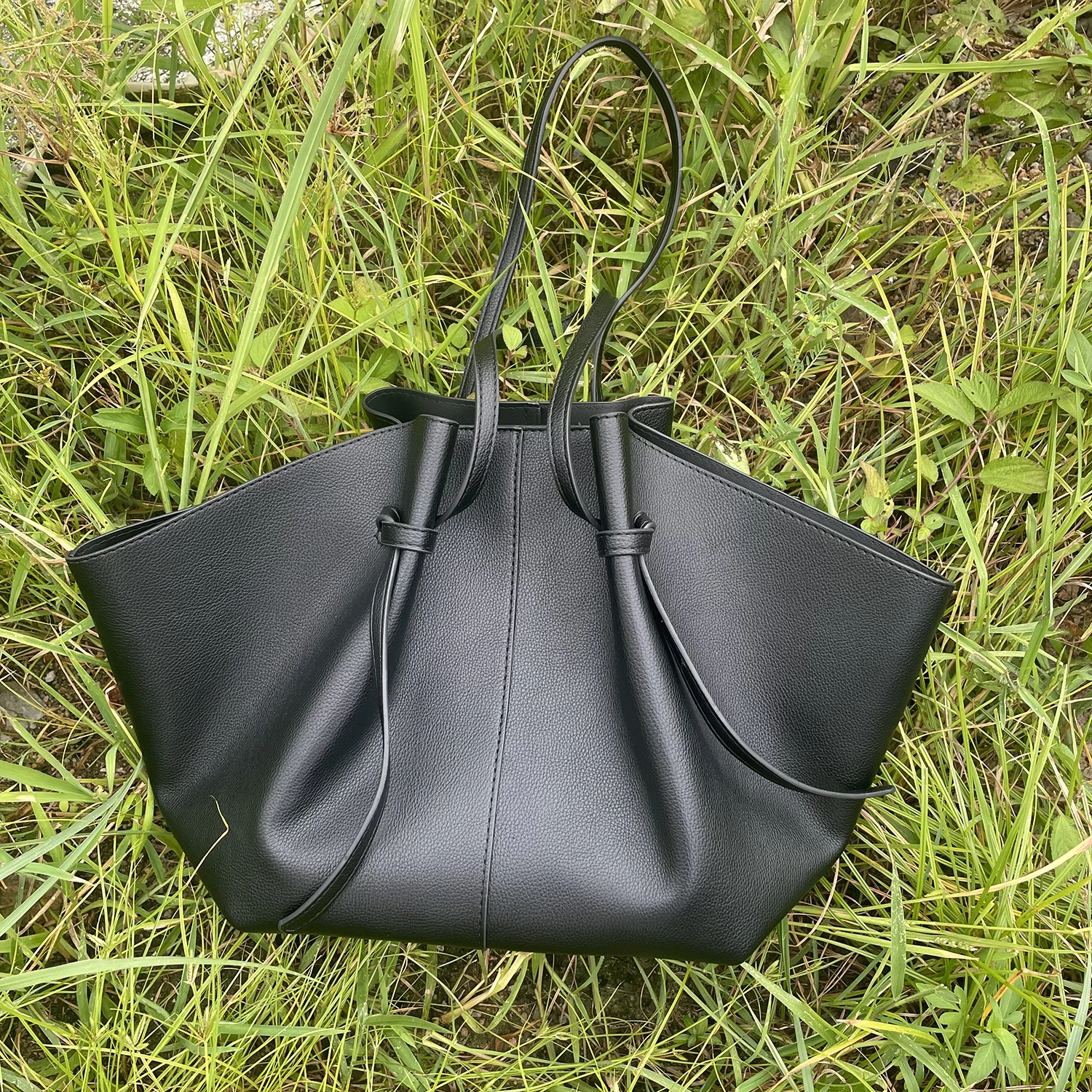 Сумка из искусственной кожи с крыльями, новинка 2025, нишевый дизайн, большая вместимость, морщины, модная ручная сумка в европейском и американском стиле, женская сумка на плечо
Сумка из искусственной кожи с крыльями, новинка 2025, нишевый дизайн, большая вместимость, морщины, модная ручная сумка в европейском и американском стиле, женская сумка на плечо