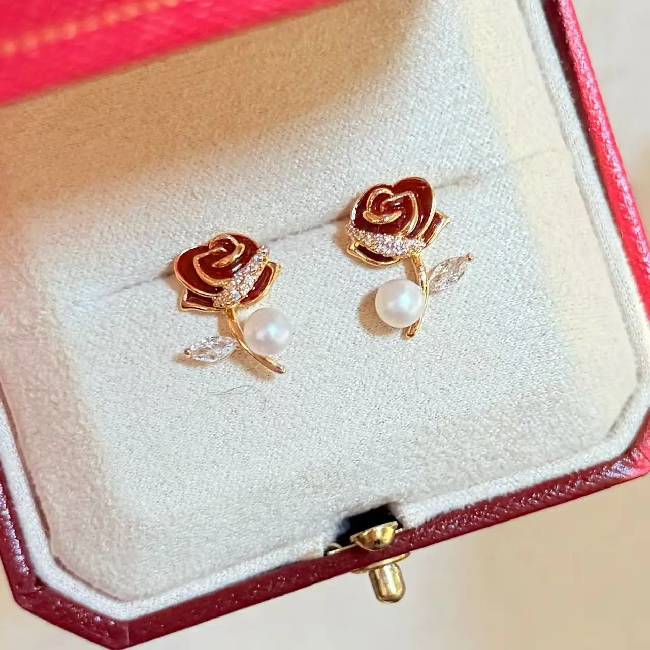 Natural High-Quality Freshwater Pearl 14K Gold Dipped Red Rose Earrings for Women Elegant Jewelry Accessory
Natural High-Quality Freshwater Pearl 14K Gold Dipped Red Rose Earrings for Women Elegant Jewelry Accessory