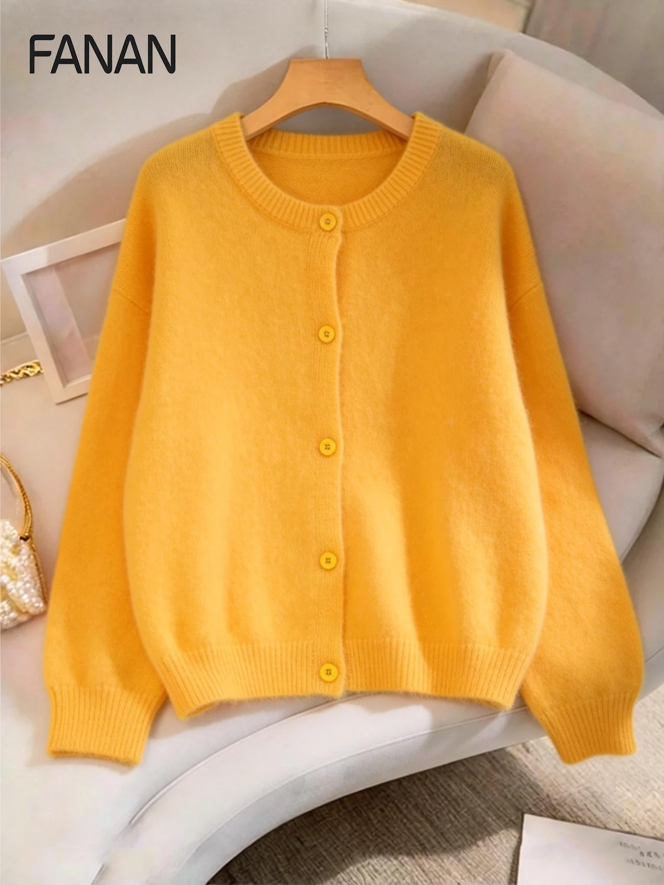 Новый осенне-зимний вязаный кардиган для женщин в нишевом стиле, в непринужденном стиле, с желтым узором, свободного кроя, с круглым вырезом, повседневная и элегантная осенне-зимняя верхняя одежда, базовый универсальный стиль для городских поездок, стильн
Новый осенне-зимний вязаный кардиган для женщин в нишевом стиле, в непринужденном стиле, с желтым узором, свободного кроя, с круглым вырезом, повседневная и элегантная осенне-зимняя верхняя одежда, базовый универсальный стиль для городских поездок, стильн