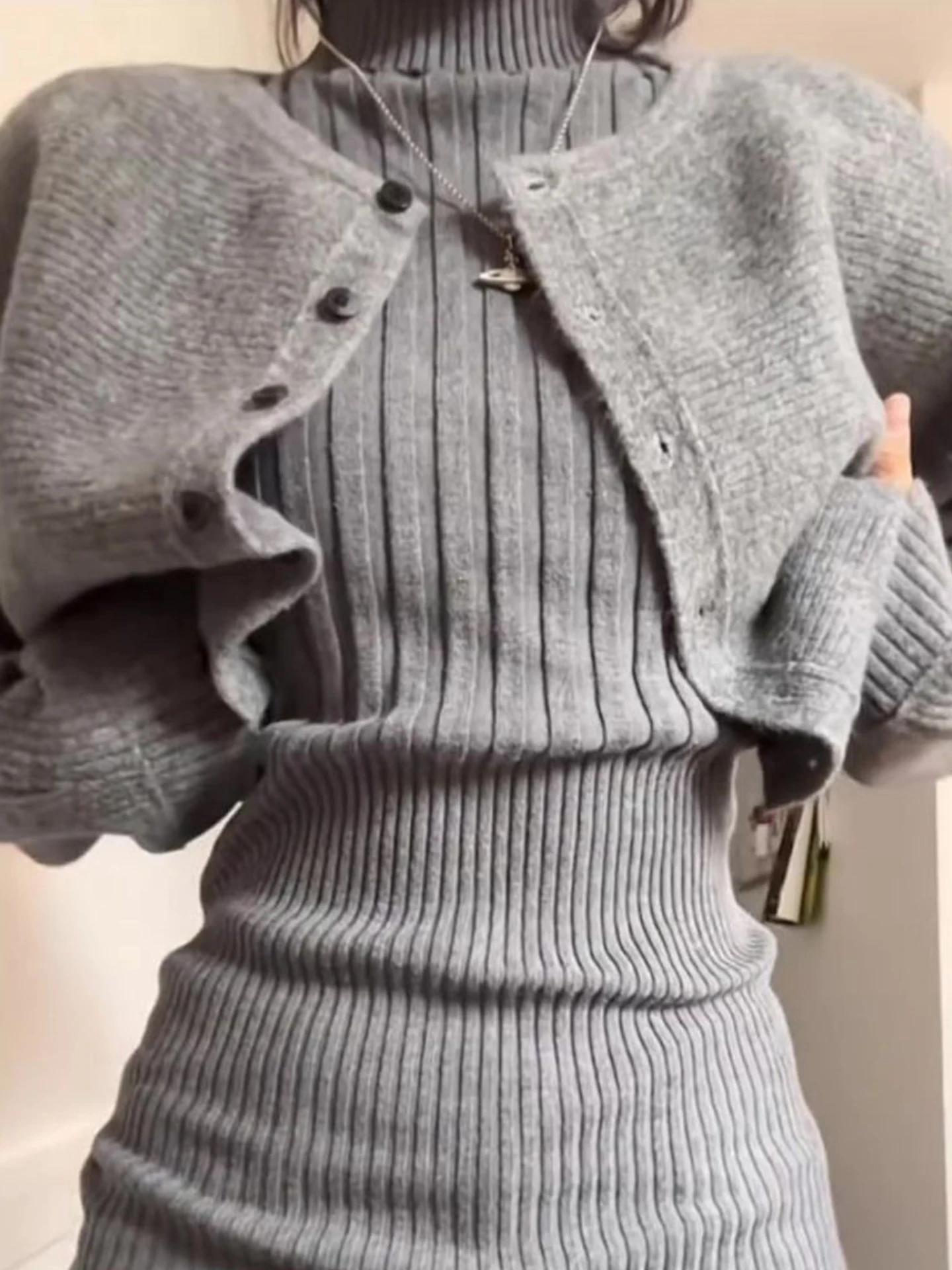 Женский комплект из двух предметов: вязаный кардиган с высоким воротником и рукавами «летучая мышь» и облегающая базовая футболка. Модный повседневный деловой костюм.
Женский комплект из двух предметов: вязаный кардиган с высоким воротником и рукавами «летучая мышь» и облегающая базовая футболка. Модный повседневный деловой костюм.