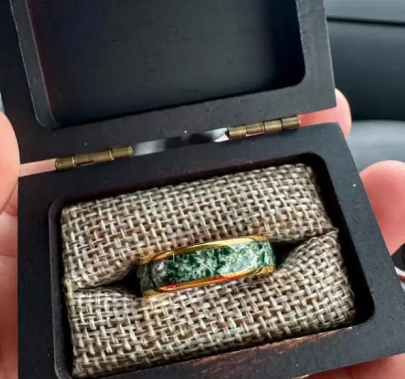 Gelbgold Rand Moosachat Ring Polierter Wolfram Ehering Moosachat Ring Herrenringe Unisex
Gelbgold Rand Moosachat Ring Polierter Wolfram Ehering Moosachat Ring Herrenringe Unisex
