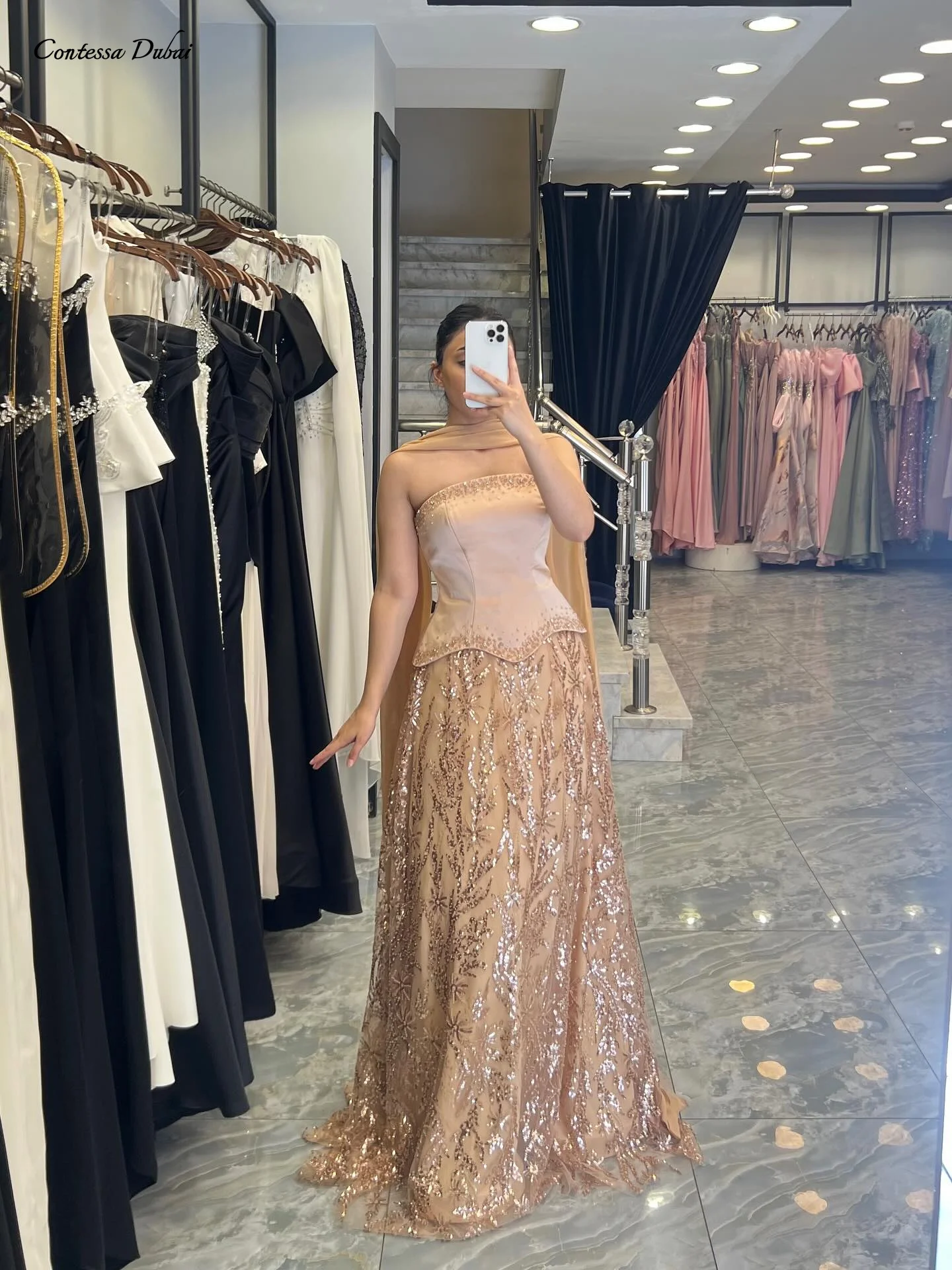 Contessa Custom Strapless A Line Prom Dress Beaded Peplum Waist robes de soirée Classic Gala Sequins Formal Evening Gowns 2026
Contessa Custom Strapless A Line Prom Dress Beaded Peplum Waist robes de soirée Classic Gala Sequins Formal Evening Gowns 2026