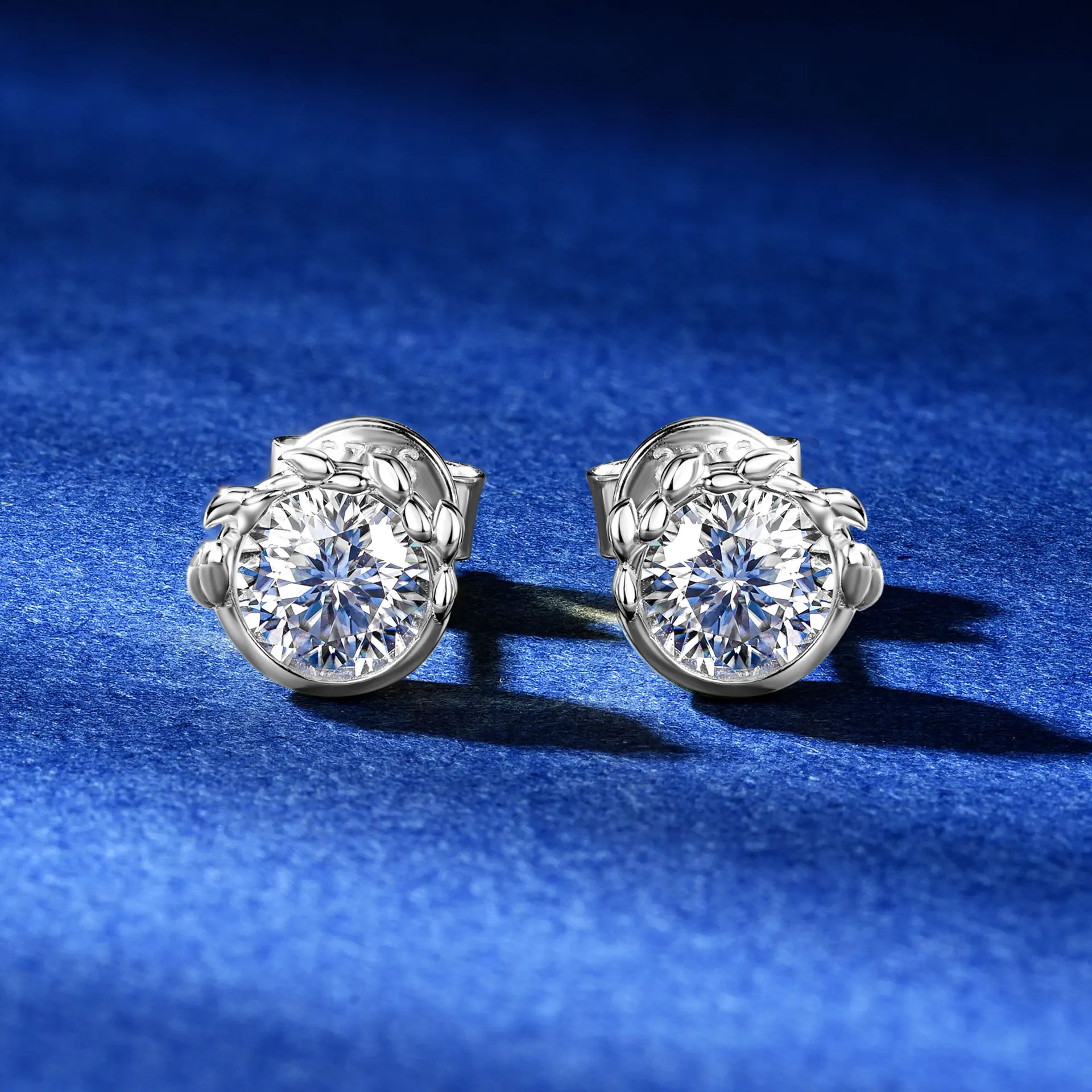 S925 Sterling Silver 0.5 Carat Exquisite Olive Leaf Moissanite Stud Earrings Women's Light Luxury Simple Commuter Ear Jewelry
S925 Sterling Silver 0.5 Carat Exquisite Olive Leaf Moissanite Stud Earrings Women's Light Luxury Simple Commuter Ear Jewelry