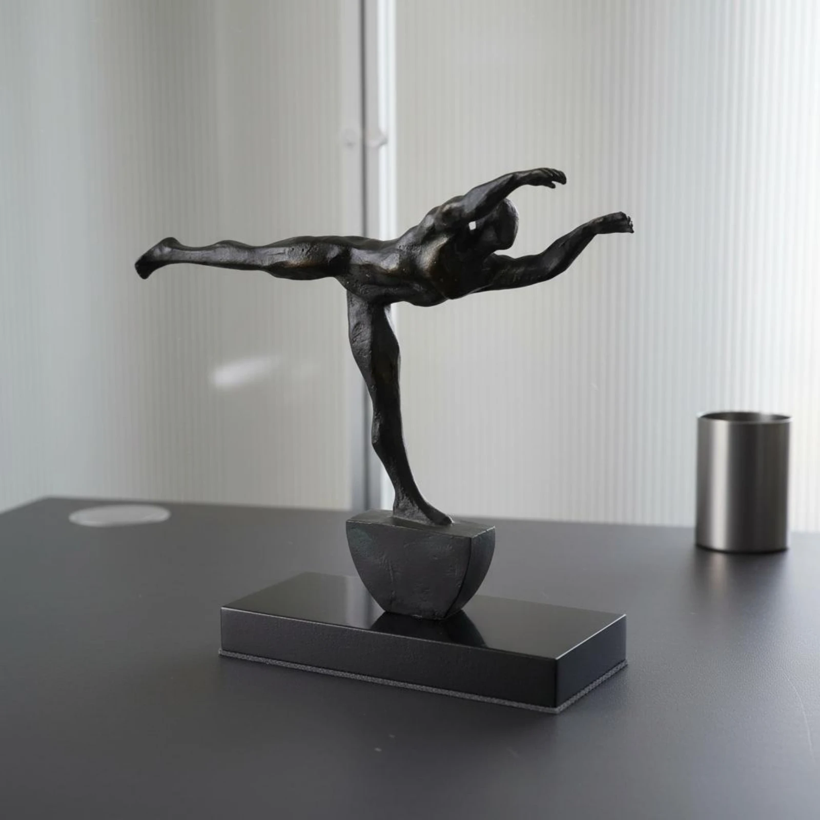 Abstract Metal Sculpture Minimalist Design Modern Body Sculpture Metal Figure Ornament Artistic Art Statue Elegant for Entryway
Abstract Metal Sculpture Minimalist Design Modern Body Sculpture Metal Figure Ornament Artistic Art Statue Elegant for Entryway
