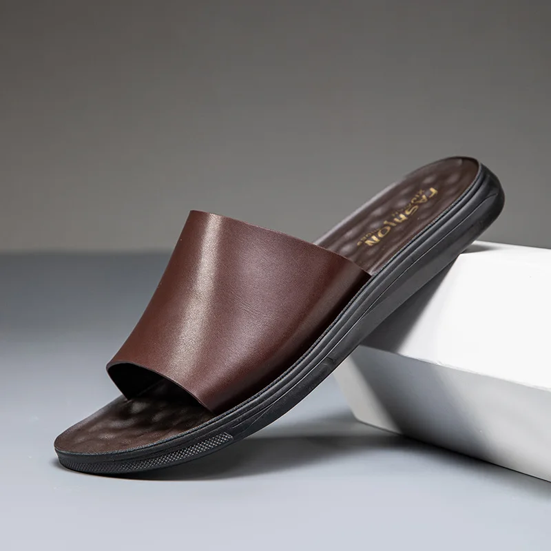 Летние мужские шлепанцы, высококачественные кожаные сандалии для мужчин, повседневная пляжная обувь с открытым носком, уличные нескользящие мужские шлепанцы с мягкой подошвой
Летние мужские шлепанцы, высококачественные кожаные сандалии для мужчин, повседневная пляжная обувь с открытым носком, уличные нескользящие мужские шлепанцы с мягкой подошвой