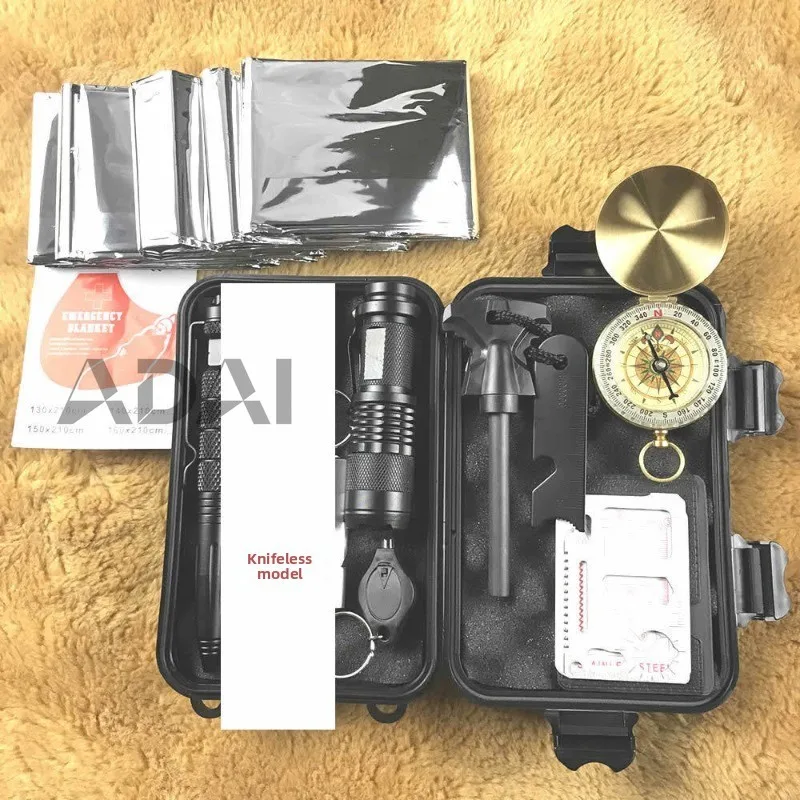 Набор для выживания в дикой природе, включающий одеяло для выживания, компас и портативное оборудование для экстренных ситуаций, предназначенный для исследования на открытом воздухе.
Набор для выживания в дикой природе, включающий одеяло для выживания, компас и портативное оборудование для экстренных ситуаций, предназначенный для исследования на открытом воздухе.