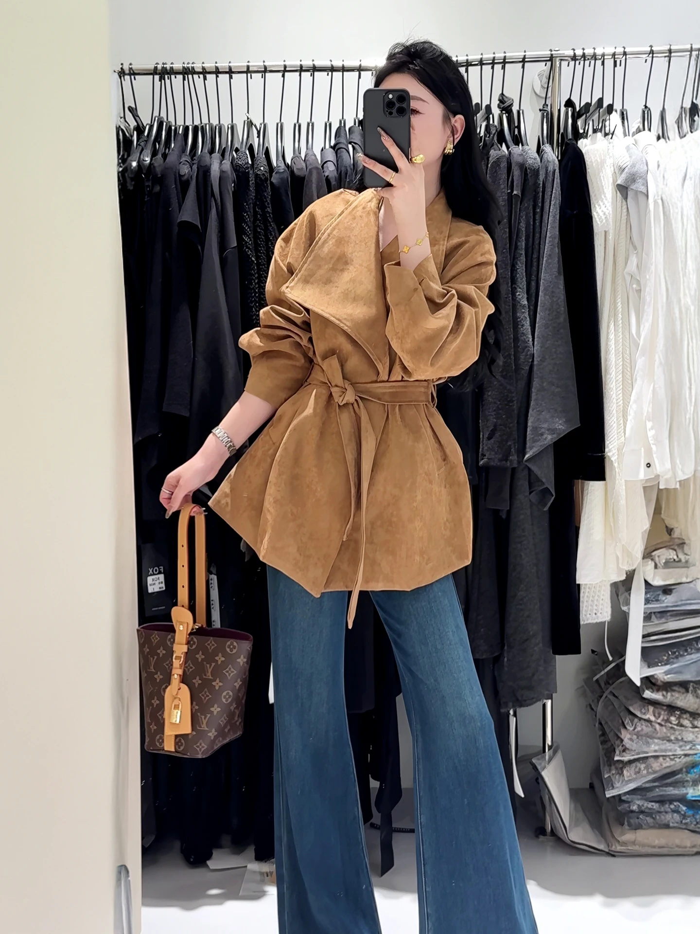 2026 Autumn New Korean Style Fashionable Short Suede Coat Women's Waist-Cinching Belted Stand Collar Tied Waistcoat Jacket
2026 Autumn New Korean Style Fashionable Short Suede Coat Women's Waist-Cinching Belted Stand Collar Tied Waistcoat Jacket