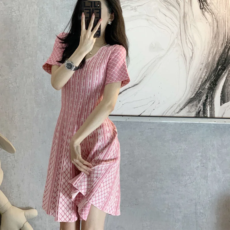 Summer New Pink Knitting Mini Dress Solid Color V Neck Short Sleeve Slim Ladies Dresses Fashion Temperament Womenn Clothing
Summer New Pink Knitting Mini Dress Solid Color V Neck Short Sleeve Slim Ladies Dresses Fashion Temperament Womenn Clothing